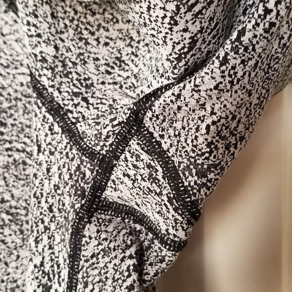 Lululemon pants with black panel - Picture 15 of 15